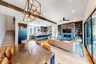 Image de Luxe lake treehouse with designer interior, outdoor kitchen & living