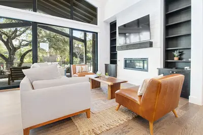 Image de Luxury lake treehouse with stunning interior & firepit with views