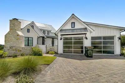 Image de Luxury lake-view farmhouse with designer interior, bunk room & outdoor kitchen