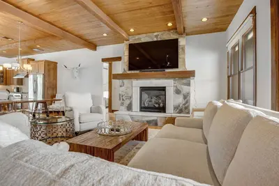 Image de Luxe lake-view villa with epic outdoor entertaining, Ping-Pong, 2 living areas