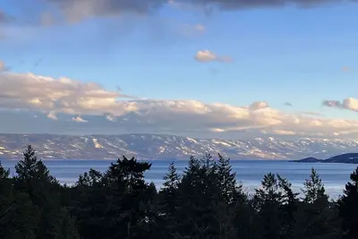 Image de Gundy's Getaway Lower Views of Flathead Lake & Montana Mission. Mountains