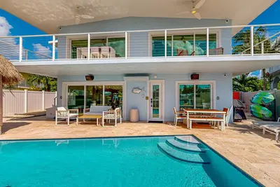 Image de Gated canal-front retreat with pool water access, grill, Ac & 2 kitchens