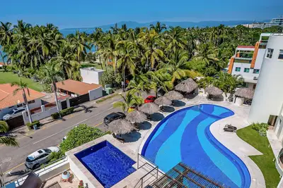 Image de Ocean-view condo with private rooftop pool, terrace, & resort-style pool