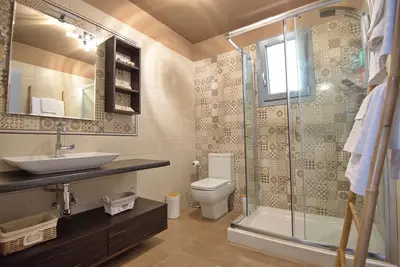 Image de Enjoy the private pool at fully equipped, modern beach house.