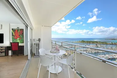 Image de Gorgeous Ocean & Marina Views at The Ilikai! Close to Beach! Free Parking!