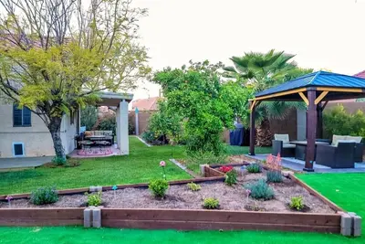 Image de Cute house, big private shaded yard, cul-de-sac, close to All entertainment!