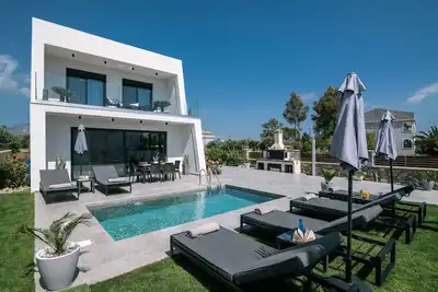 Sun White Villa - 3 Bedroom Villa with private Pool - N1