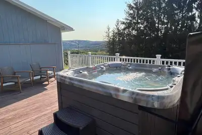 Image de Cozy Hillside Retreat- Hot Tub with Amazing Views