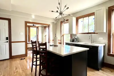 Image de 31+Day Stay. 15min dr to Med District, W/S Loop. 20min dr to Museums, MDWAirport