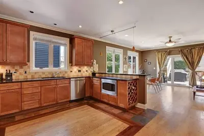 Image de Wicker Park Haven. 3-Levels. 11Beds. 10min walk to Train. Rooftop+Spa Bath+Garage