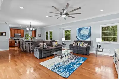 Image de Gorgeous 4 bd home with elevator and Ev charger- No cleaning fee!