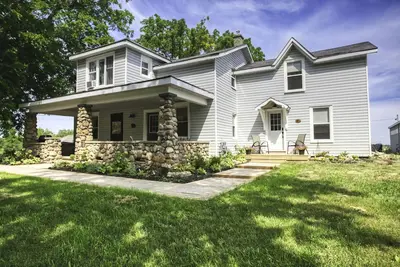 Image de Comfortable  spacious farmhouse vineyard location. Ensuite bathrooms.