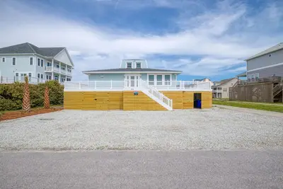 Image de Private dock, ramp, hot tub. Steps to beach access! Pet friendly.
