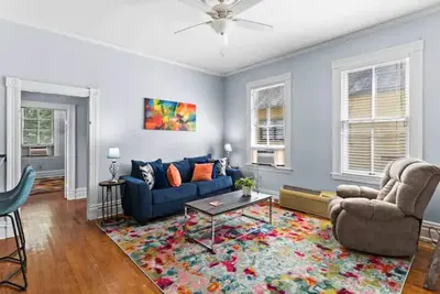 Image de Balcony and 1  bedroom heart of Historic downtown! Steps to River Walk