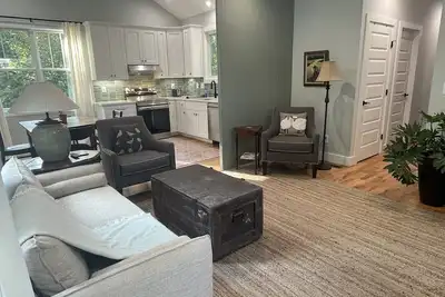 Image de Urban cottage steps from Duke and 9th St - brand new house