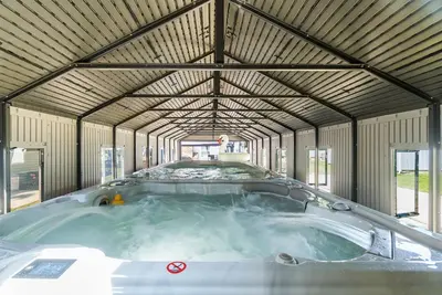 Image de Cozy Entertaining Waterfront 3Bd w/SwimSpa/Hot Tub