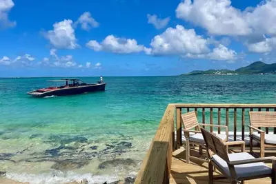 Image de La Plage Bleue, les pieds dans l'eau avec piscine