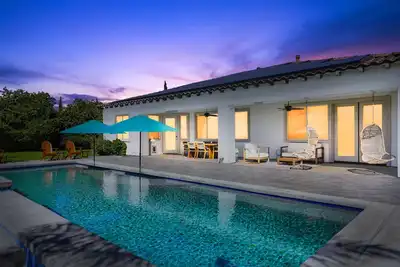Image de Apricot Oasis 5bd/4ba w/ Private Pool & Spa Gated Community Close to Festivals