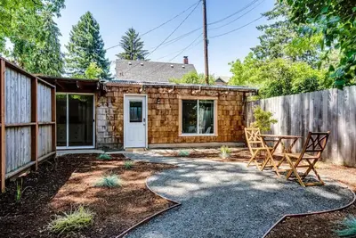 Image de University Cottage, 2 blocks from U of O.