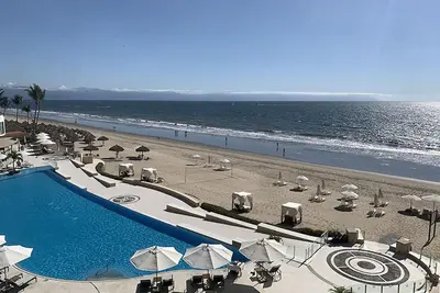 Image de On the beach Waterfront  3 bedroom Resort Condo