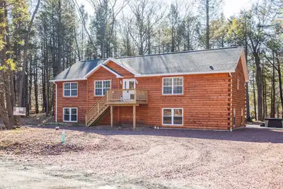 Image de New Construction Log Cabin Home! 5 minutes to slopes, lakes, casinos, and more.