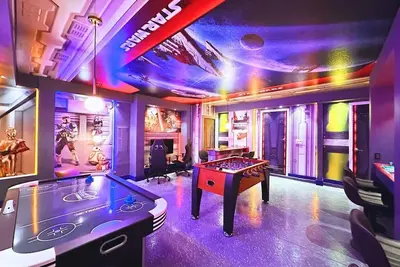 Image de 2 MovieTheaters! Water Park, Star Wars Game Room, Frozen and Spider Man rooms