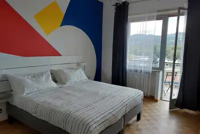 Image de House 2 square, hill view