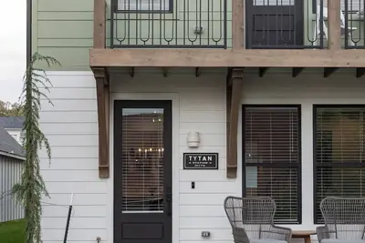 Image de New Construction! 1 Block from Downtown