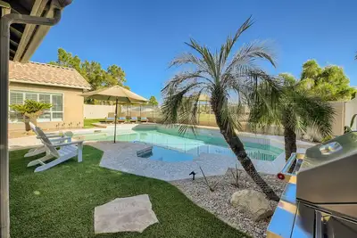 Image de Fairway home, Sleeps 8, heated pool, putting green & music room