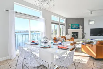 Image de Picturesque Waterfront Modern Lake House