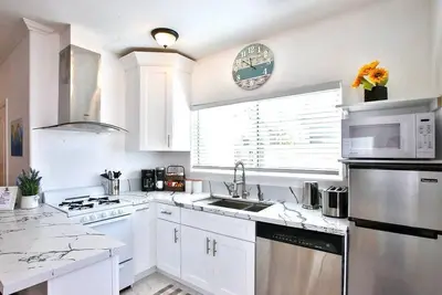 Image de King Garden Suite - 10 mins to Beach and Lax