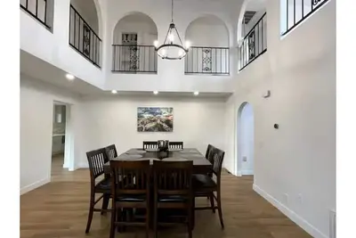 Image de Cheerful Cozy Home Recently Remodeled