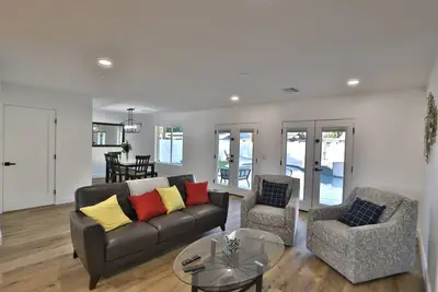 Biltmore Modern & Central - Relaxing pool and spa