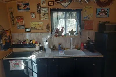 Image de Cozy 2-bedroom cabin with free parking.