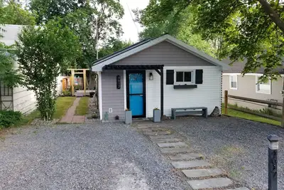 Image de That Cottage by the Lake! !