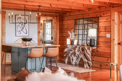 Image de Luxury, Curated Lakefront Cabin with New Hot Tub. Near Breweries and Vineyards!