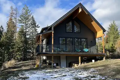 Image de Brand new custom built cabin! 5 minute drive from Kaslo and public beaches.