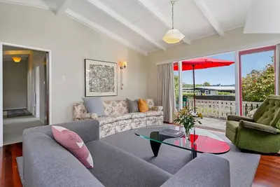 Image de Kiwiana Cottage 1 minute walk to the lake