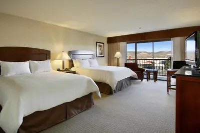 Image de 4 Spacious Units! Outdoor Pool, Parking, Pets Allowed, Near Main City Park!