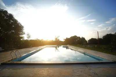 Image de Pool Parties, Garden Parties, with 5 king size bed rooms and a massive huge pool.