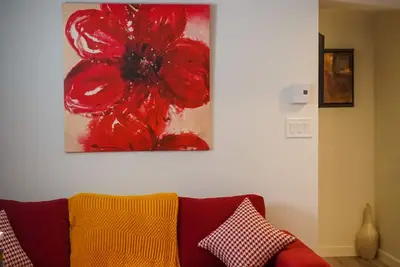 Image de Cute & cozy 2 bedroom entire basement suite.