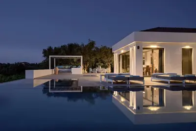 Image de Drallos Luxury Villa - Private Heated Pool & Large Groups