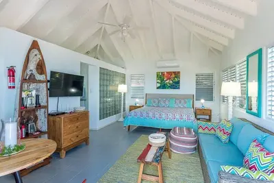 Image de Sea Breeze - An Intimate Villa Rental Overlooking Leverick Bay.