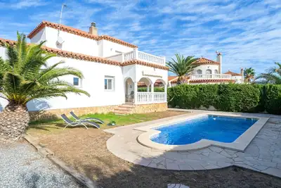 Image de Villa \"Laura piscina privada y aire\" avec Piscine et Jardin