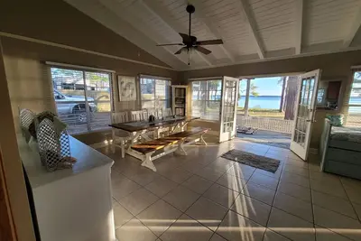 Image de Hideaway Beach Cottage on waterfront with amazing views.