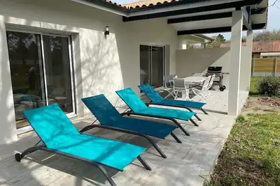 Image de cottage chaleureux proche de l'océan