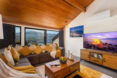 Lake View Spacious Alpine Townhouse