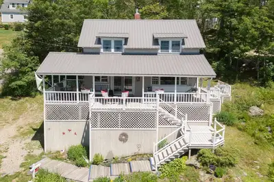 Image de Redbird Cottage. Charming respite w/ large wrap-around porch and ocean views