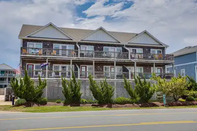 Image de 3 bedroom condo with oceanfront just steps away!