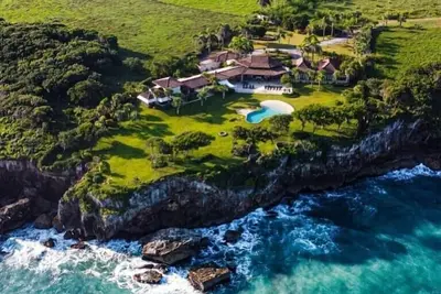 Image de Bohemian Oceanfront Villa, Sleeps 16